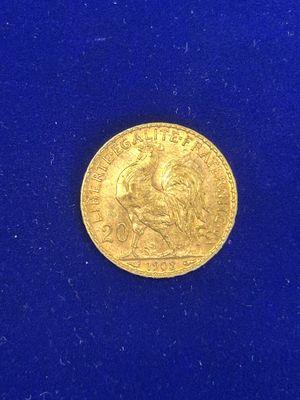 l'image d'une pièce d'or sur un fond bleu