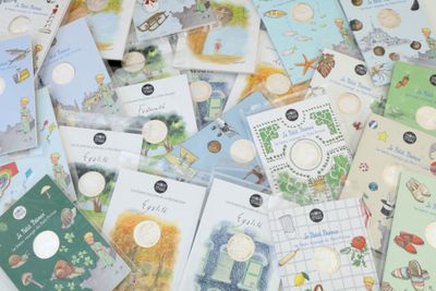 une pile de livres pour enfants posée sur une table