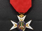 un gros plan d'une médaille entourée d'un ruban rouge