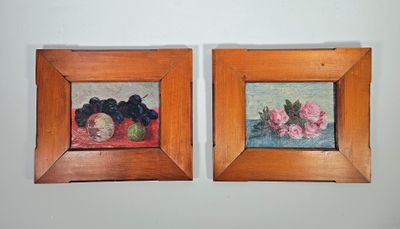 deux tableaux encadrés représentant des fruits et des fleurs sur un mur blanc