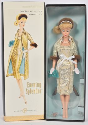 poupée Barbie dans une boîte, vêtue d'une robe de soirée et d'une étole en fourrure