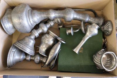 une boîte contenant tout un tas d'objets en argent