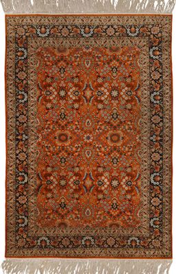 un tapis orange et noir à franges sur fond blanc