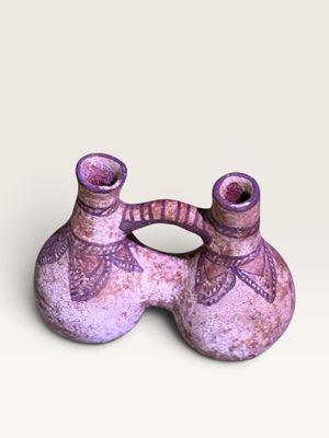deux vases violets posés sur une table