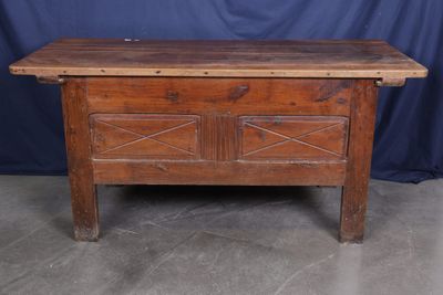 une vieille table en bois surmontée d'un tiroir