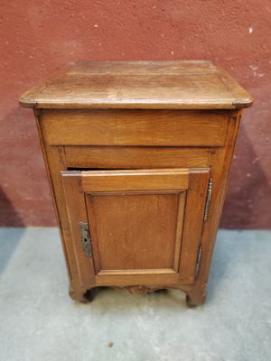 Petit buffet ouvrant par une porte et un abattant.