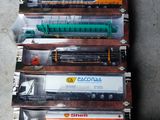 tout un tas de trains miniatures de toutes sortes sur la table