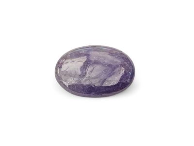 un gros plan d'une pierre violette posée sur une surface blanche