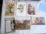 une table sur laquelle sont posées tout un tas de cartes postales et de photos