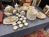 une table sur laquelle sont posées de nombreuses assiettes et tasses