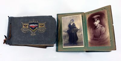 une vieille photo d'une femme en robe noire et une photo d'un homme coiffé d'un chapeau