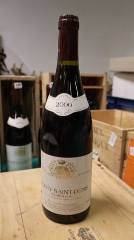 Une bouteille de Morey St Denis de 2000, bordeaux rouge