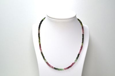 gros plan d'un collier sur un présentoir pour mannequin