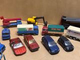 beaucoup de petites voitures et de petits camions sur la table