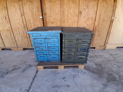 deux tiroirs bleus posés sur une palette dans un garage