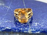 une image d'une bague sertie d'une citrine
