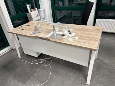 un bureau sur lequel se trouve un ordinateur, dans un bureau