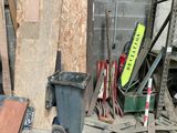 un tas de bois et d'outils dans un garage