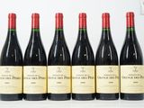 six bouteilles de vin rouge sont alignées
