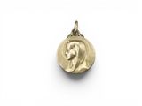 une pièce d'or portant un visage de femme