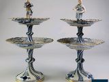 deux assiettes bleues et blanches ornées de motifs, posées sur une table