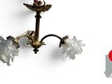 une image représentant un lustre auquel sont suspendues trois fleurs blanches