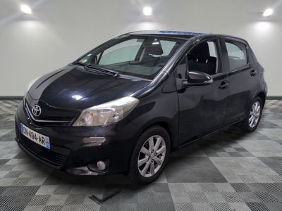 une photo d'une Toyota Yaris noire garée sur un sol à damier