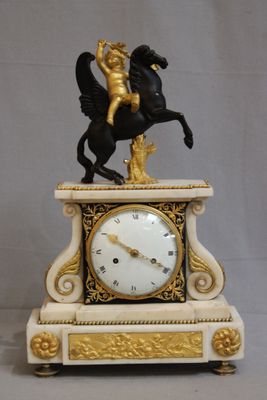 une statue représentant un homme à cheval, sur laquelle est placée une horloge