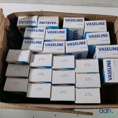 une boîte remplie de vaccins blancs et bleus
