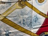 un drapeau sur lequel figurent un cheval et un cerf