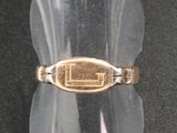 un anneau en verre transparent surmonté d'un anneau en or