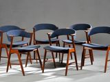 six chaises alignées sur le sol