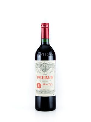 une bouteille de vin rouge posée sur une table blanche