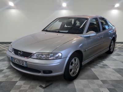 la photo d'une voiture argentée garée dans un garage