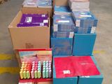 Plusieurs cartons de stylos sont empilés les uns sur les autres dans un entrepôt