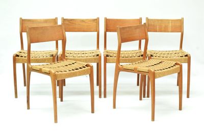 quatre chaises en bois avec des assises tressées, sur fond blanc