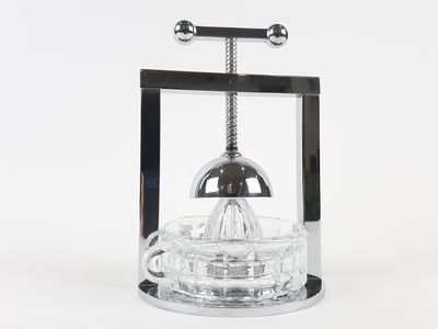 une image représentant un presse-agrumes en verre muni d'une poignée en métal