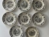 six assiettes noires et blanches ornées de motifs en noir et blanc