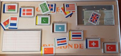 une photo d'une photo représentant une valise ornée de drapeaux