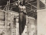 une vieille photo en noir et blanc représentant une statue à l'intérieur d'un bâtiment