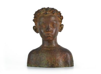 buste en bronze représentant un jeune garçon aux cheveux bouclés, sur fond blanc