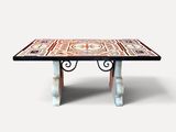 une petite table avec un plateau en carrelage sur fond blanc