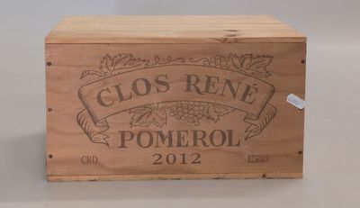 une caisse en bois sur laquelle est apposée une étiquette indiquant « Clos René Pomerol 2012 »