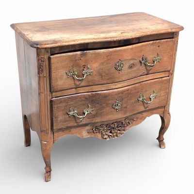 COMMODE sauteuse en bois sculpté et mouluré, ouvrant à deux …