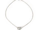 un gros plan d'un collier en argent sur fond blanc