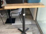une image représentant une table sur laquelle est posée une valise