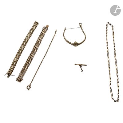 une image représentant un assortiment de chaînes et de bracelets sur fond blanc