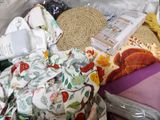 une valise remplie d'objets posée par terre