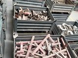 de nombreux cartons posés sur un tapis roulant
