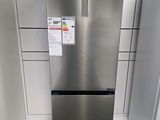 une photo d'un réfrigérateur en acier inoxydable dans un magasin